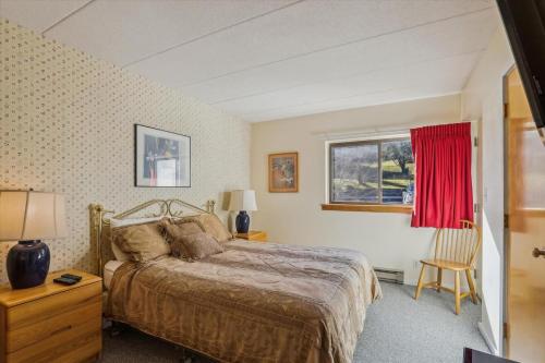 a bedroom with a bed and a window at Pinnacle E11 in Killington