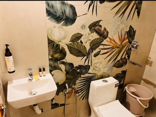 W łazience znajduje się umywalka, toaleta i lustro. w obiekcie House Of Ubuntu w mieście Rāmtek