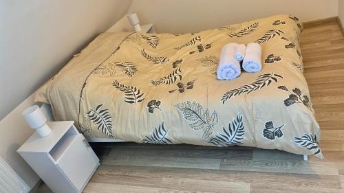 uma cama com toalhas azuis num quarto em Apartament Borowik em Kojszówka