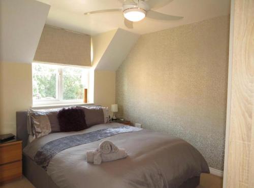 um quarto com uma cama com toalhas em Bradford Drive em Mile End