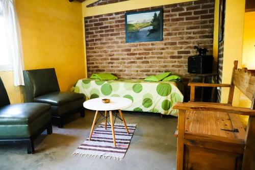 ein Wohnzimmer mit Sofa und Tisch in der Unterkunft Colonia Indalo casa de campo in San Carlos