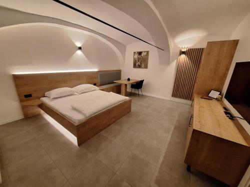 1 dormitorio con 1 cama y 1 mesa en una habitación en Prenočišča Kralj, en Komenda