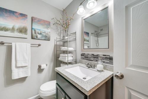 La salle de bains blanche est pourvue d'un lavabo et d'un miroir. dans l'établissement De Queen Apartment with Deck Hunt, Fish and Explore!, à De Queen