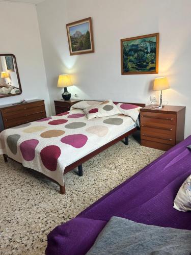 - une chambre avec un lit et un tapis violet dans l'établissement Casa Rural Teresita Entera Tranquila Llena de Bienestar, à Güimar