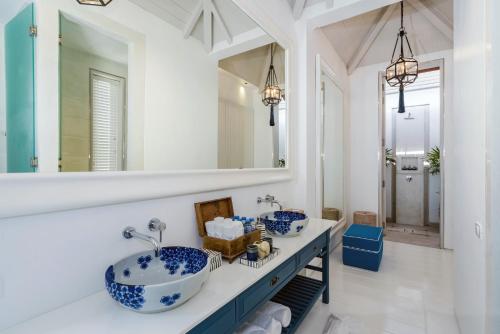 a bathroom with two sinks and a large mirror at Mia Ocean, beach villa and events in Koh Samui 