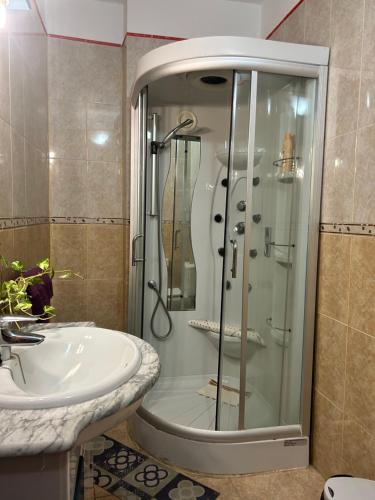 un bagno con doccia e lavandino di Casa Rural Teresita Entera Tranquila Llena de Bienestar a Güímar