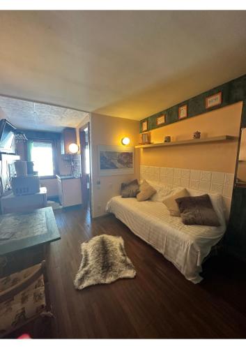 a bedroom with a bed and a rug on the floor at Appartamenti Sud Ovest By MountainHouses in Sestriere