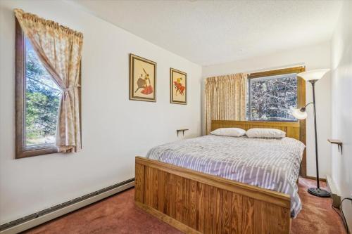 Postel nebo postele na pokoji v ubytování Hemlock Ridge 6A