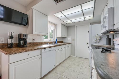 Dapur atau dapur kecil di Stylish Port Richey Home about 8 Mi to Beach Park!