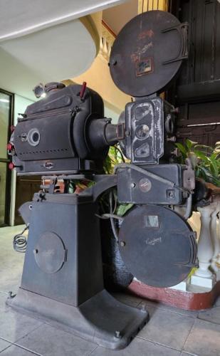an old camera on display in a room at Hotel América Heredia in Heredia