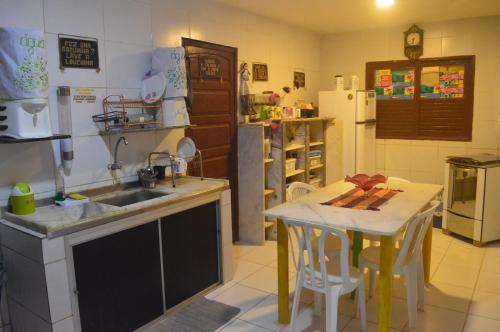 una cocina con fregadero y mesa. en Pousada Olinda Delícia en Olinda