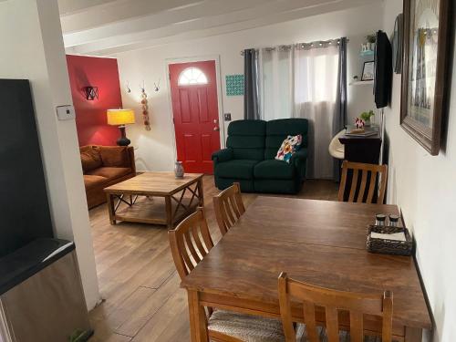 ein Wohnzimmer mit einem Tisch und einem grünen Sofa in der Unterkunft Center Street Villas in Joshua Tree