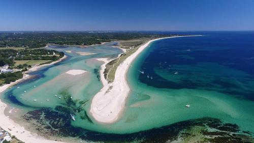 an aerial view of a beach and the ocean at L'ECHAPPÉE BELLE avec piscine in Bénodet