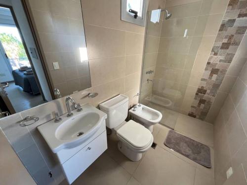 a bathroom with a sink and a toilet and a mirror at Moderno dúplex a estrenar in Godoy Cruz