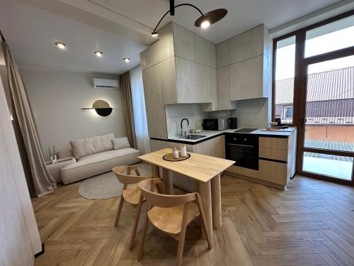 - une cuisine avec une table, des chaises et un canapé dans l'établissement Other Apartments, à Ivano-Frankivsk