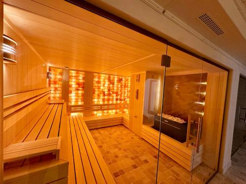 an empty sauna with a bench in a room at Aurelius Imparatul Romanilor Hotel & SPA in Poiana Brasov