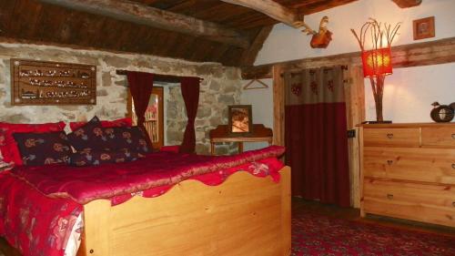 een slaapkamer met een bed en een dressoir in een kamer bij Gite Du Bois De L'ours in Orcières