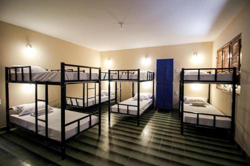 Hotel e Hostel da Fonte في ساو لويس: مجموعة من أربعة أسرة بطابقين في الغرفة