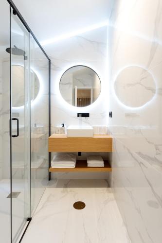 a bathroom with a sink and a mirror at Casa Dona Adelaide in Vila do Conde