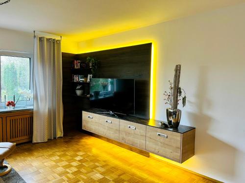 uma sala de estar com uma grande televisão de ecrã plano em Ferienhaus Liese em Carolinensiel