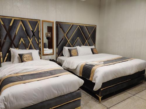 מיטה או מיטות בחדר ב-Hotel Swiss Pearl