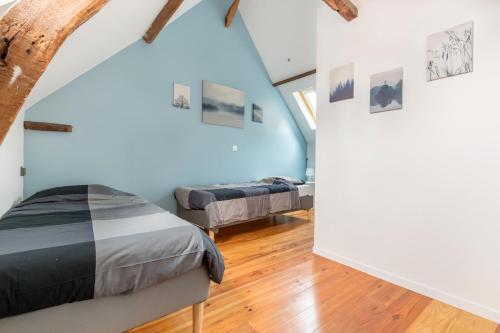 sypialnia z 2 łóżkami na poddaszu w obiekcie Maison Juliette, maison à la campagne w mieście Comines