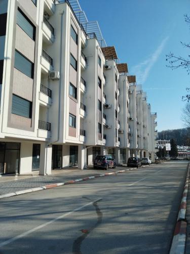 an empty street in front of a large building at S&B Apartman Vrnjačka Banja in Vrnjačka Banja