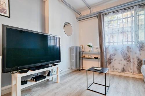 Μια τηλεόραση ή/και κέντρο ψυχαγωγίας στο Prado Studio à 5 min des plages et 10 min du stade Vélodrome