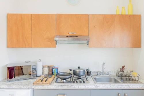 a kitchen with a sink and a counter top at LOFT Lujoso y Moderno Con Cama King en Centrico Historico in Durango