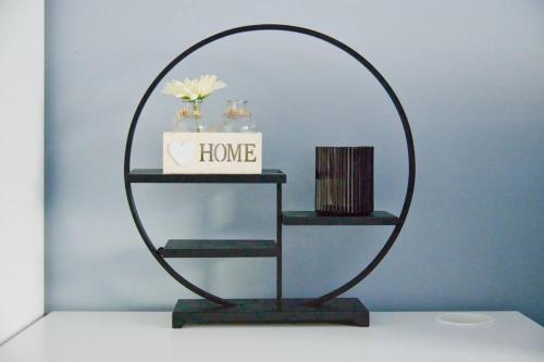 un miroir rond avec une étagère dans une pièce dans l'établissement prado studio à 5 min des plages, à Marseille
