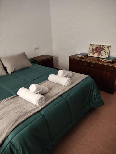 a bedroom with a bed with towels on it at Casa Rural CUARTELILLOS in Sabariego