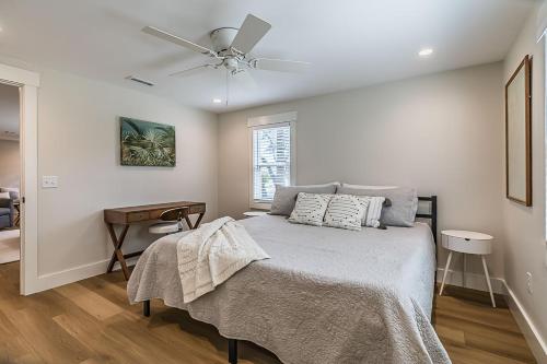 Ένα ή περισσότερα κρεβάτια σε δωμάτιο στο Newly Renovated LowCountry Cottage with Marsh Views - Sleeps 6