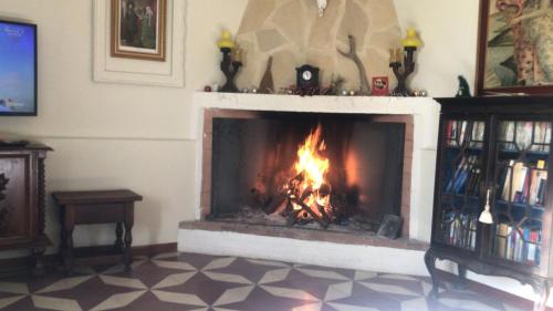 sala de estar con chimenea y chimenea en Casa Rural con encanto Señorio Manchego ALBACETE, en Yeste