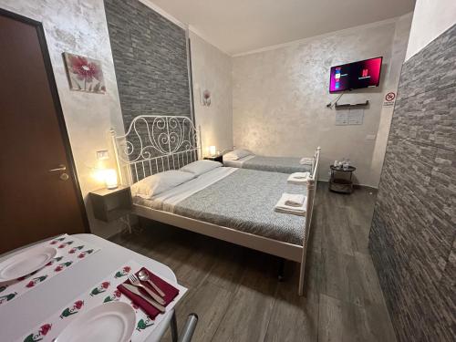 フィウミチーノにあるRooMYitalia - Guest House Il Faraoneのベッド1台とシンクが備わる小さな客室です。