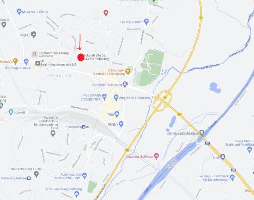 eine Karte einer Stadt mit einem roten Punkt in der Unterkunft DG Links -Wunderschöne 40m² große City Wohnung nähe Salzburg in Freilassing
