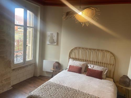 une chambre avec un lit et un lustre dans l'établissement Ça se passe ici, à Dijon