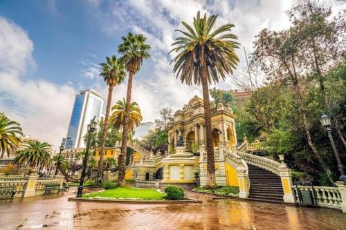 una casa con palmeras bajo la lluvia en Alcantara'S Merced 562, en Santiago