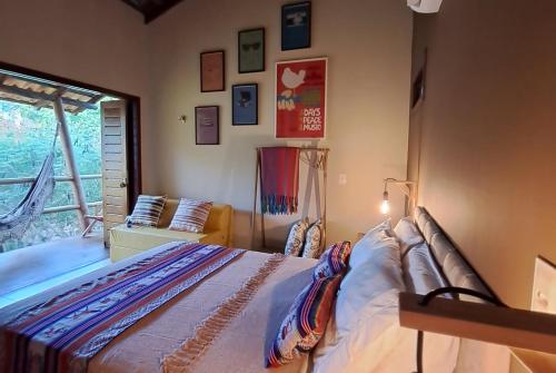 1 dormitorio con cama y ventana en Pacha - Bangalôs em Pipa, en Pipa
