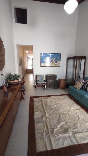 a living room with a couch and a table at Casa da alegria 4 quartos centro histórico in Itaparica Town