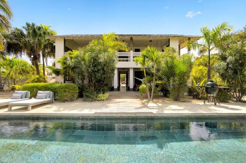 ein Haus mit einem Swimmingpool vor dem Haus in der Unterkunft Kas Flamingo with Private Pool in Punt Vierkant in Kralendijk