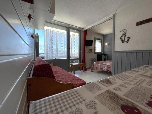sypialnia z 2 łóżkami i dużym oknem w obiekcie Studio Les Menuires, 1 pièce, 4 personnes - FR-1-452-259 w Les Menuires