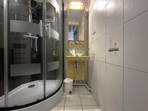 W łazience znajduje się prysznic, umywalka i wanna. w obiekcie Studio Les Menuires, 1 pièce, 4 personnes - FR-1-452-259 w Les Menuires