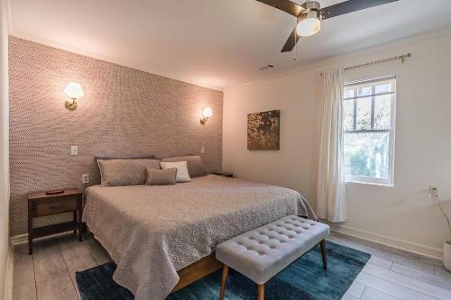 Una cama o camas en una habitación de Renovated Historic Home in the Heart of Downtown