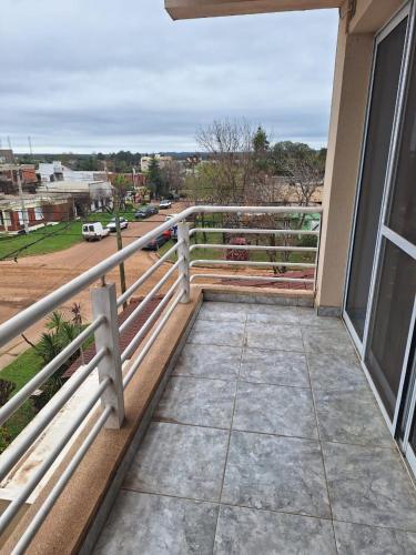 - Balcón con valla y vistas a la calle en Departamento zona termas Rodolfo en Colón