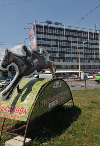 a statue of a horse on top of a sign at Apartmány Šariš in Prešov