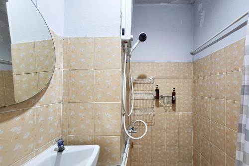 y baño con ducha y lavamanos. en Freesia Saladaeng Silom Apartments en Bangkok
