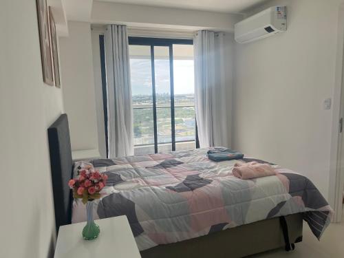 een slaapkamer met een bed en een groot raam bij Stella Maris Vista de Cima in Salvador