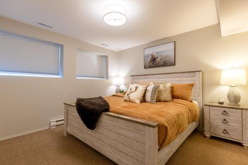 Riverside Condos by Fernie Central Reservationsにあるベッド