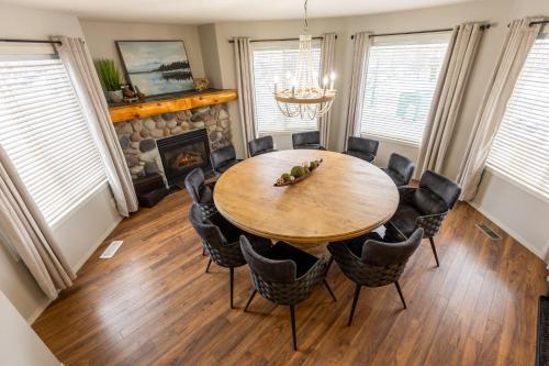Riverside Condos by Fernie Central Reservationsにあるキッチンまたは簡易キッチン