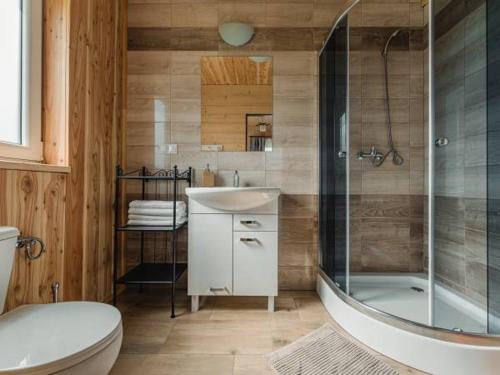 La salle de bains est pourvue d'une baignoire, d'un lavabo et d'une douche. dans l'établissement Spiska Chatka, à Kacwin